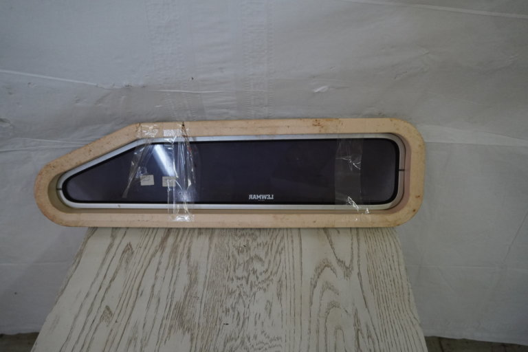Aluminum Plexiglass 27.5" X 8.5" X 20.5"X 7.75" Aluminum Plexiglass 27.5" X 8.5" X 20.5"X 7.75"