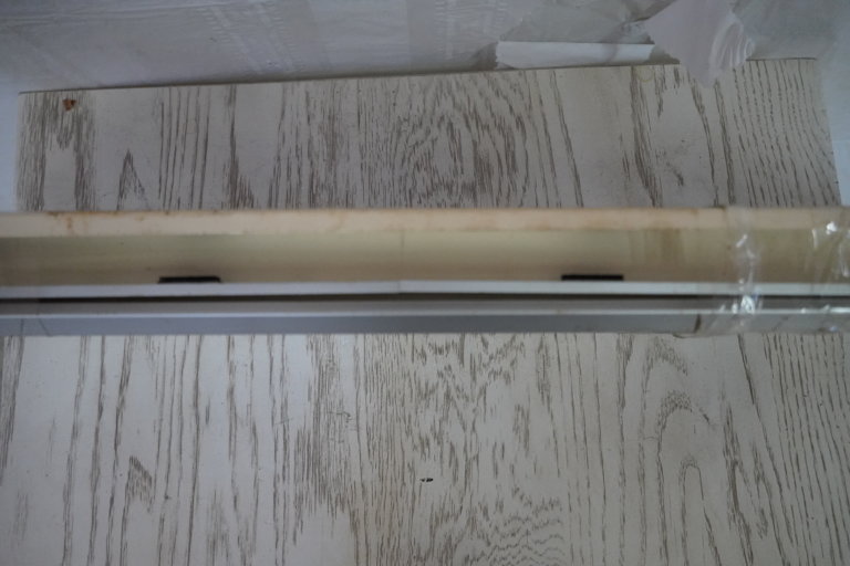Aluminum Plexiglass 27.5" X 8.5" X 20.5"X 7.75" Aluminum Plexiglass 27.5" X 8.5" X 20.5"X 7.75"