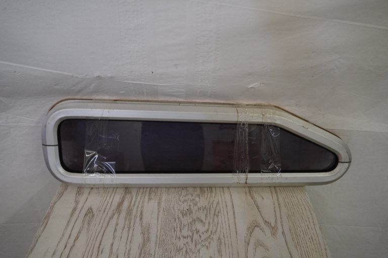 Aluminum Plexiglass 27.5" X 8.5" X 20.5"X 7.75" Aluminum Plexiglass 27.5" X 8.5" X 20.5"X 7.75"